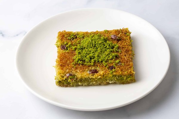 Come preparare un pesto di rucola e noci da abbinare a pasta integrale?