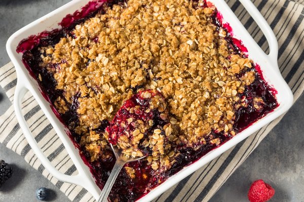 Quali sono i segreti per un crumble di mele con topping di avena e cannella?