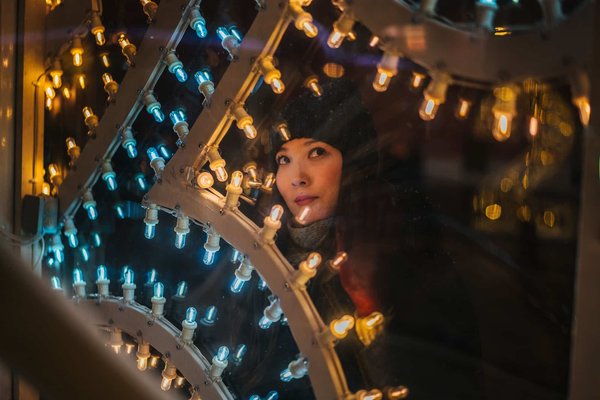 Quali sono i passaggi per installare un sistema di illuminazione ambientale interna in un'auto di lusso?