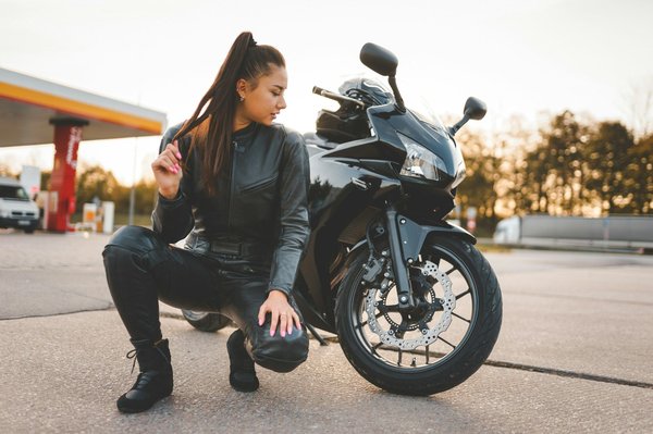 Scopri la tuta moto perfetta per ogni avventura su strada